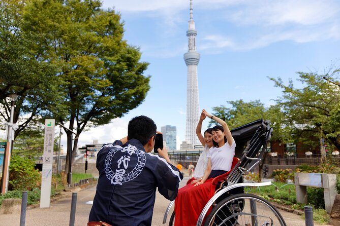 Asakusa, Tokyo: Rickshaw Experience and Highlights Walking tour - Kaminarimon Thunder Gate: The Photo Stop That Sets the Tone