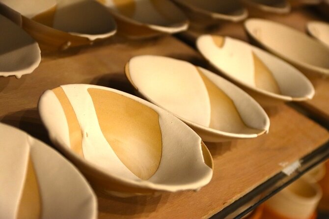 Authentic Pure Gold Kintsugi Workshop with Master Taku in Tokyo - The real materials: Urushi lacquer and pure gold powder