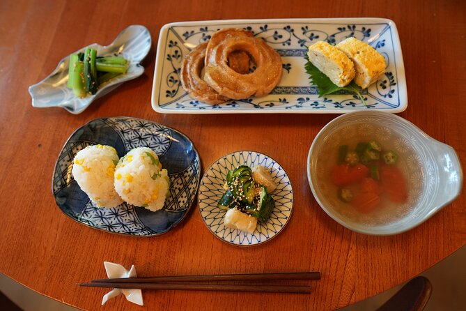 Cook Everyday Japanese Home Meals with Your Tokyo Moｍ - Onigiri by hand: shaping rice balls like a household habit