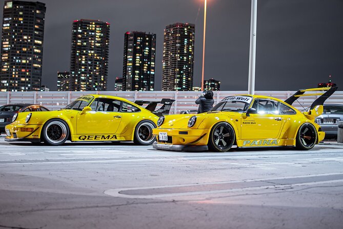 Daikoku PA JDM Car Scene Tour in Tokyo Drift RX7 - The RX7 focus and the best kind of crowd magnet