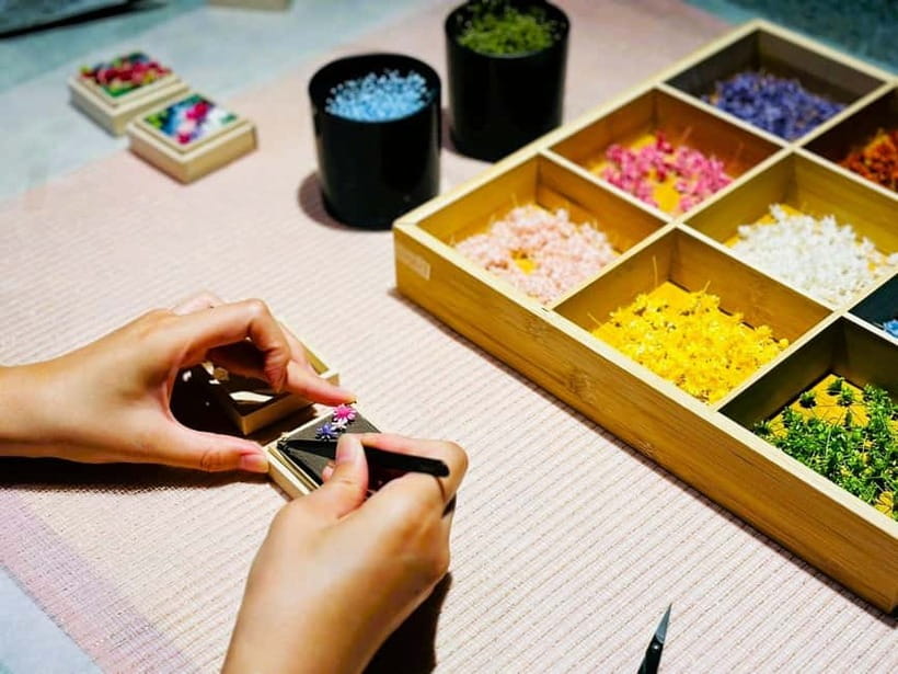 Experience Crafting a Flower-Adorned Mini Japanese Garden - Turning preserved flowers into a diorama-worthy scene