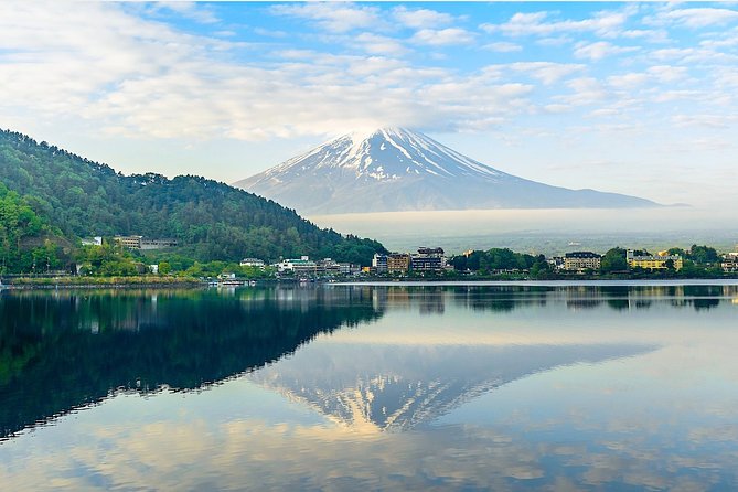 Experience the Stunning Nature of Mt.Fuji - Private Tour - Lake Kawaguchiko: Hoto Noodles and a Waterfront Pause