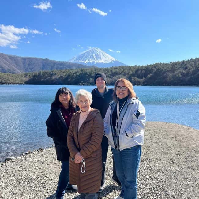 From Tokyo: Mt Fuji Private Day Tour In Luxury Land Cruiser - Arakurayama Sengen Park and the Chureito Pagoda: the photo stop that earns its reputation