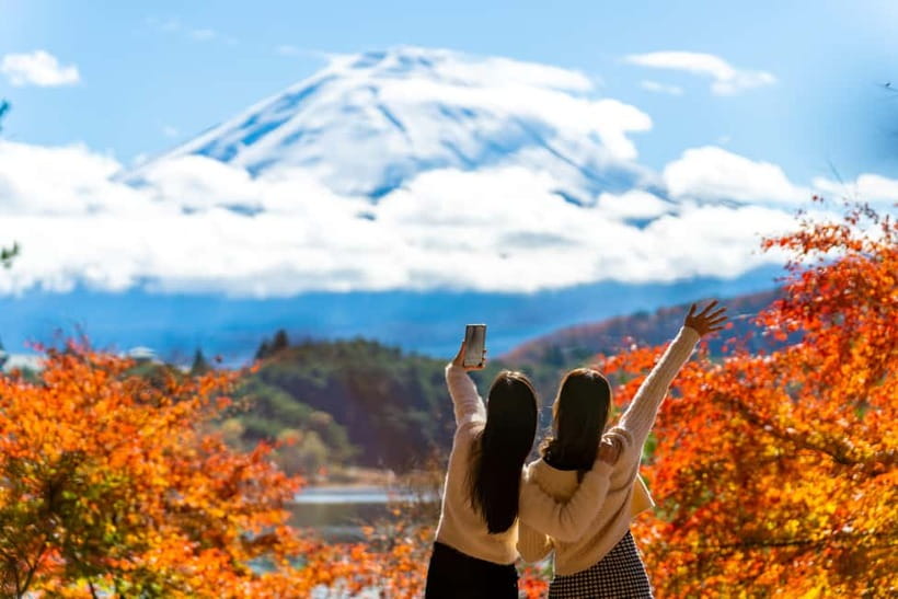 From Tokyo: Must-Visit Mount Fuji Highlight Full-Day Tour - Lake Kawaguchi and Oishi Park: reflections and color when Fuji cooperates