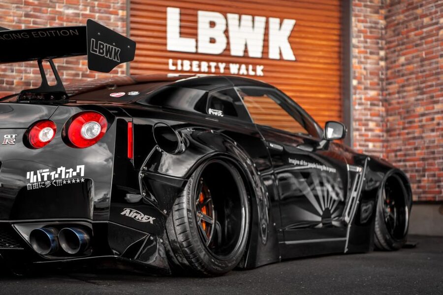 GT-R35 800hp Club Membership - secret underground car meet - Super Autobacs stop: where the scene turns practical