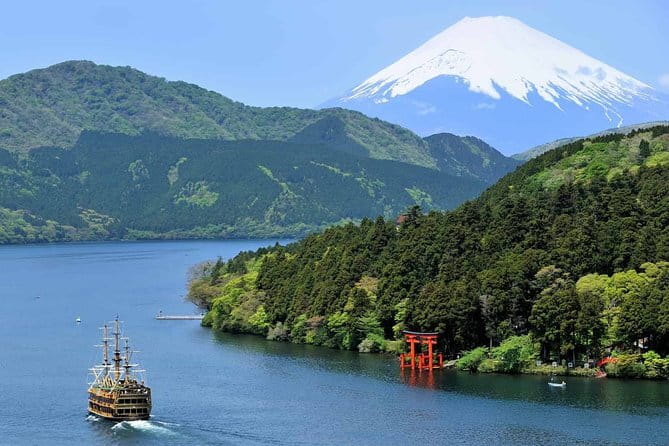 Hike Hakone Hachiri - Stop 2: Lake Ashinoko lunch break by the water