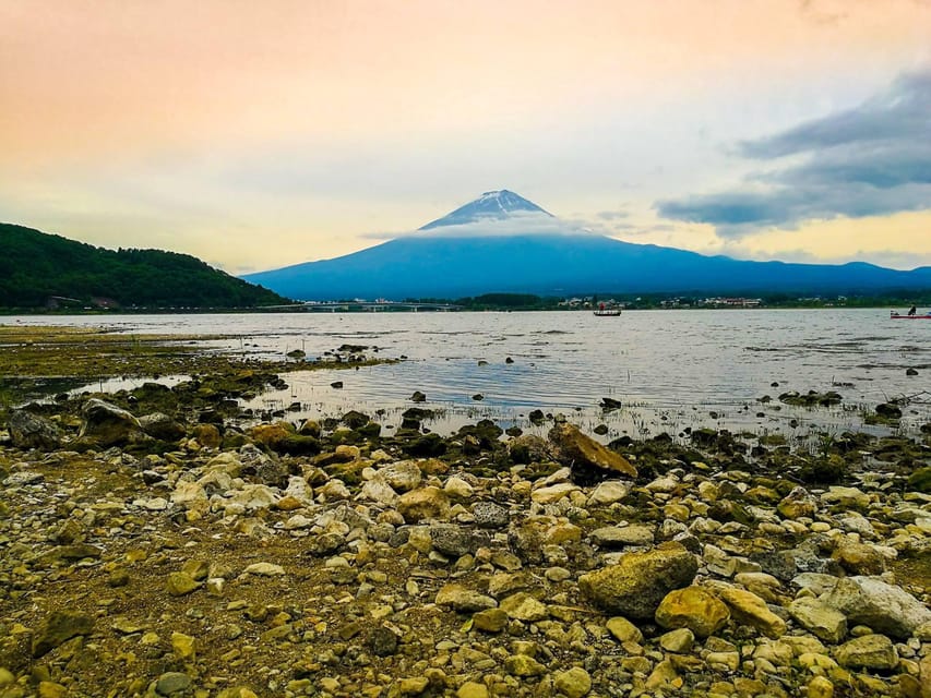 Mount Fuji Full-Day Private Sightseeing Tour with Guide - Lake Kawaguchi and Oishi Park: reflections, shoreline time, and cruise add-ons