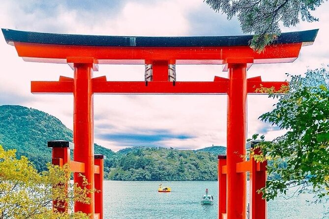 Mt. Fuji & Hakone Cherry Blossom private One Day Tour - Moto Hakone Shrine’s torii-in-the-lake moment
