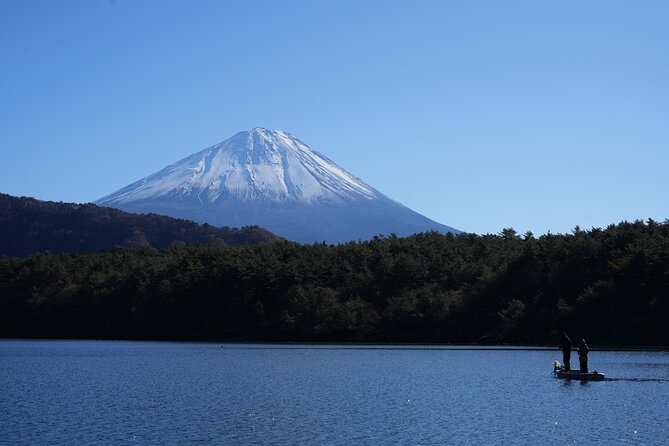 Private Mt. Fuji Day Trip from Tokyo with English-Speaking Driver - Lake Kawaguchiko: the busiest gateway and a smart 30-minute break