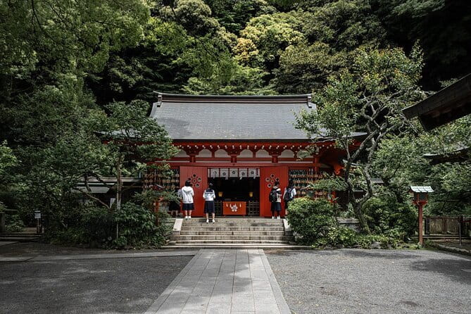 Private Tour in Kamakura: Matcha Tea Tasting & Photo Session - Nikaidō: quiet shrine photos in a green setting