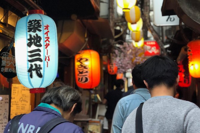 Shinjuku Golden Gai Food Tour in Spanish - Kabukicho to Golden Gai: landing at Araku Bar
