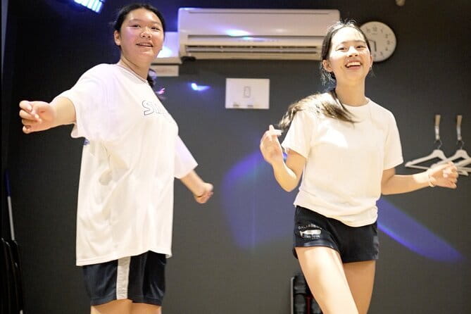 Shuffle Dance in Tokyo with a TikTok Star - Intermediate Level - Shuffle Dance Tokyo with a TikTok Star in Shinjuku: the vibe in plain terms