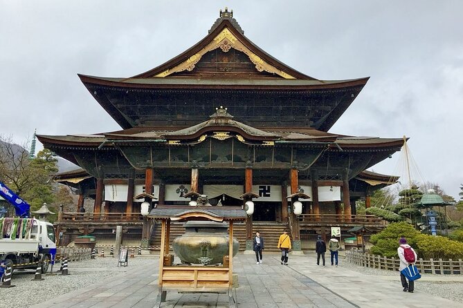 Snow Monkey Park & Zenkoji Temple Nagano Pvt. Full Day Tour. - Price and value: is $800 per group fair?