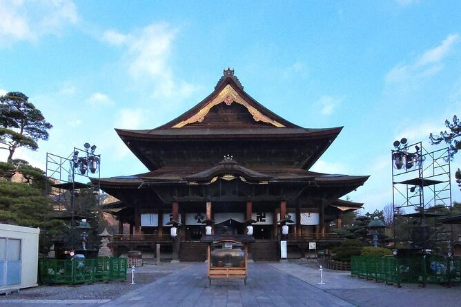 Snow Monkey Park & Zenkoji Temple Nagano Pvt. Full Day Tour. - Guide and driving quality: what the reviews suggest