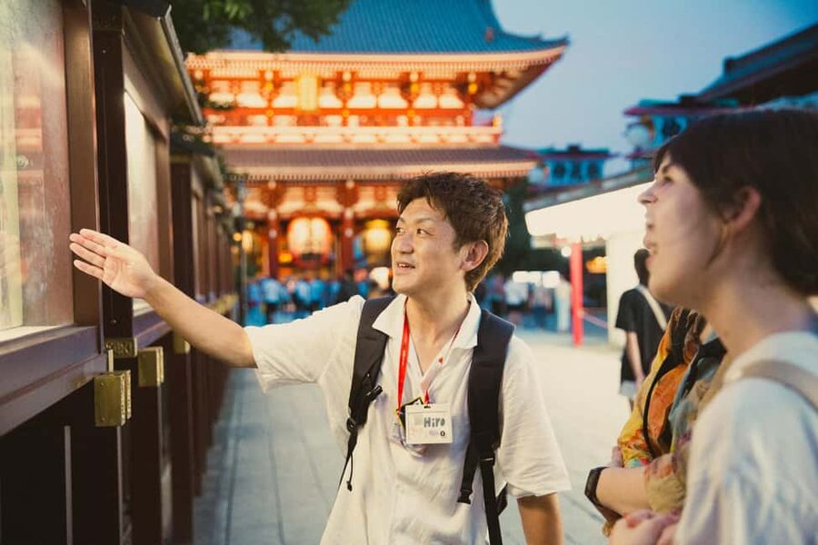 Tokyo: Asakusa Photogenic Night Walk with 1 drink - Kaminarimon at night: the Thunder Gate mood