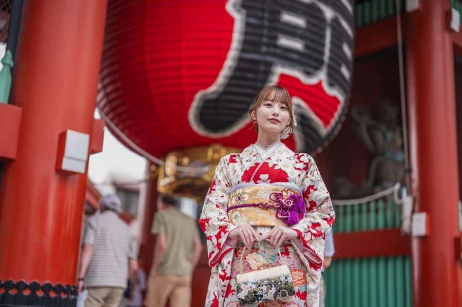 Tokyo Asakusa: Traditional Kimono Rental Experience at Wargo - The dressing room: obi, satchel, socks, and sandal-like shoes