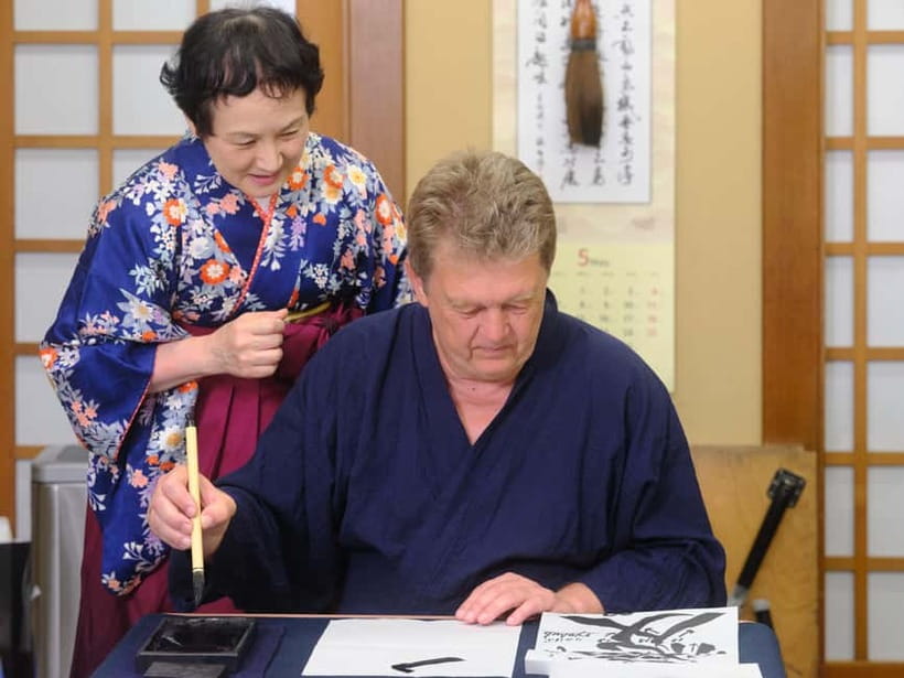 Tokyo: Calligraphy Experience with yukata or Samue - What Happens in Your First Minutes: Yukata or Samue, Then a Brush Lesson