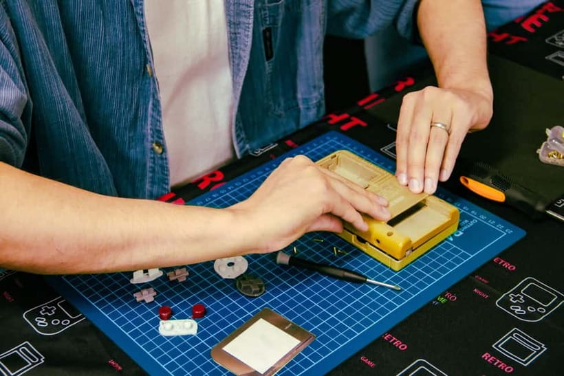 Tokyo: Gameboy Mod Workshop at Akihabara - The two-hour flow: history first, then build, then play