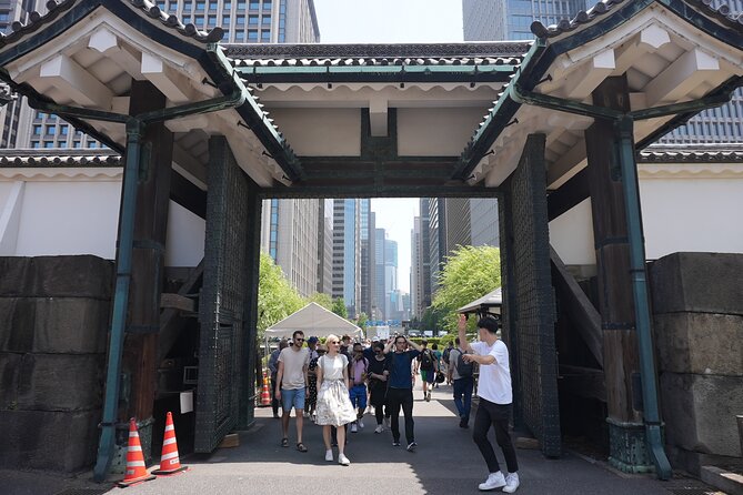 Tokyo: Imperial Palace and Shogun Historical Walking Tour - How the guide experience shapes the day