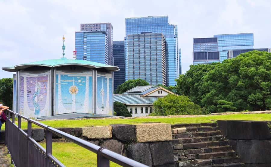 Tokyo: Imperial Palace Japanese History Walking Tour - Key highlights worth showing up for