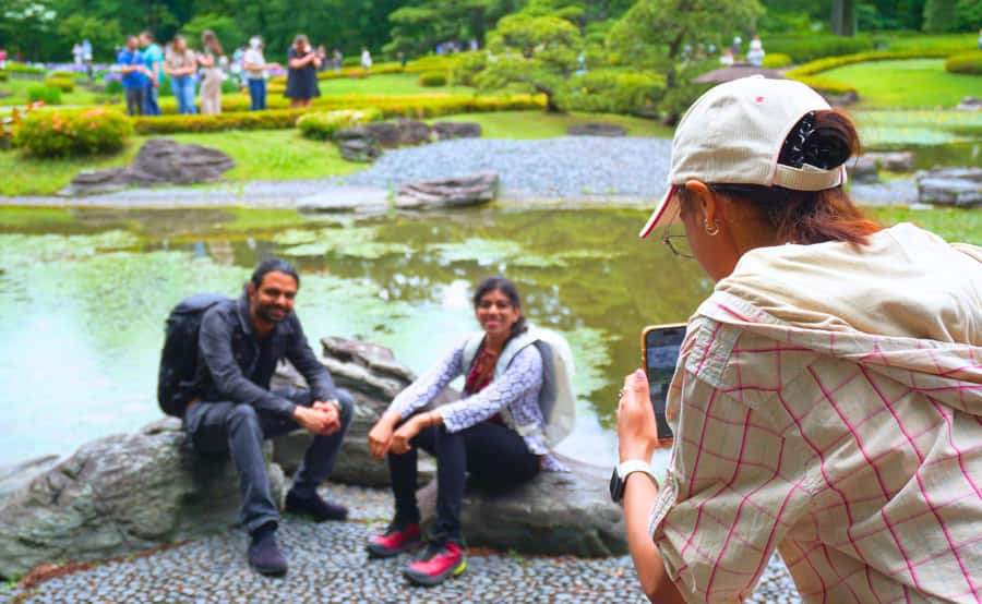 Tokyo: Imperial Palace Japanese History Walking Tour - The guide is the product: stories, humor, and help beyond the tour