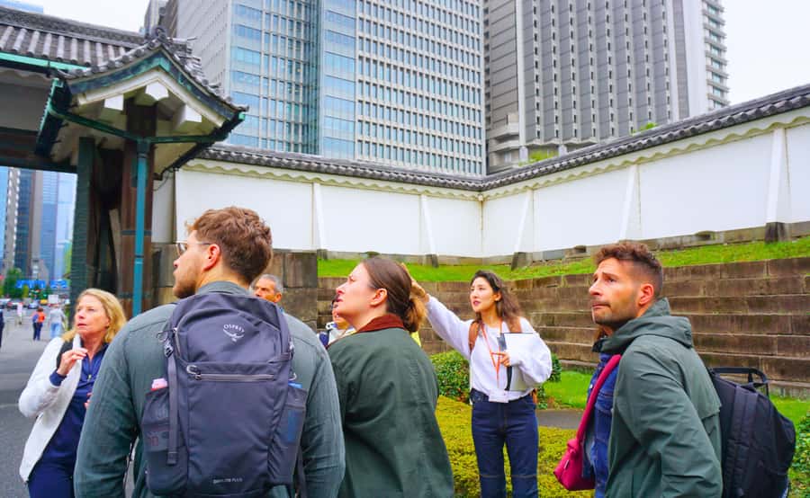 Tokyo: Imperial Palace, the history of Japan (ENGLISH GUIDE) - Koi Fish: A Small Detail With a Big Payoff