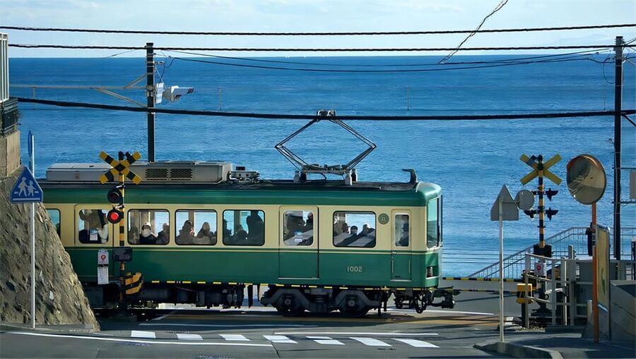 Tokyo: Kamakura & Enoshima Day Tour with Pickup & Train Ride - Enoden Train Ride: How to Make the 20 Minutes Count