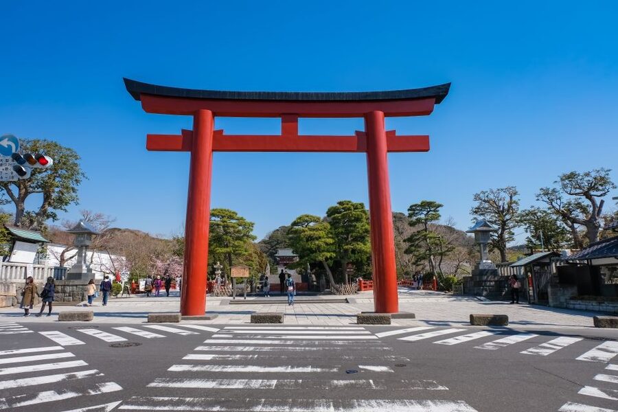 Tokyo: Kamakura & Enoshima Day Trip including Temple Tickets - Enoshima Benzaiten Shopping Street: local bites to end on a good note