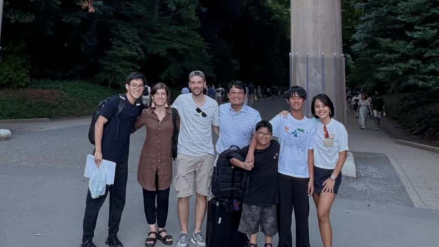 Tokyo: Meiji Shrine Walking Tour with Local Guide - Meeting your guide: the blue A4 board and an easy start
