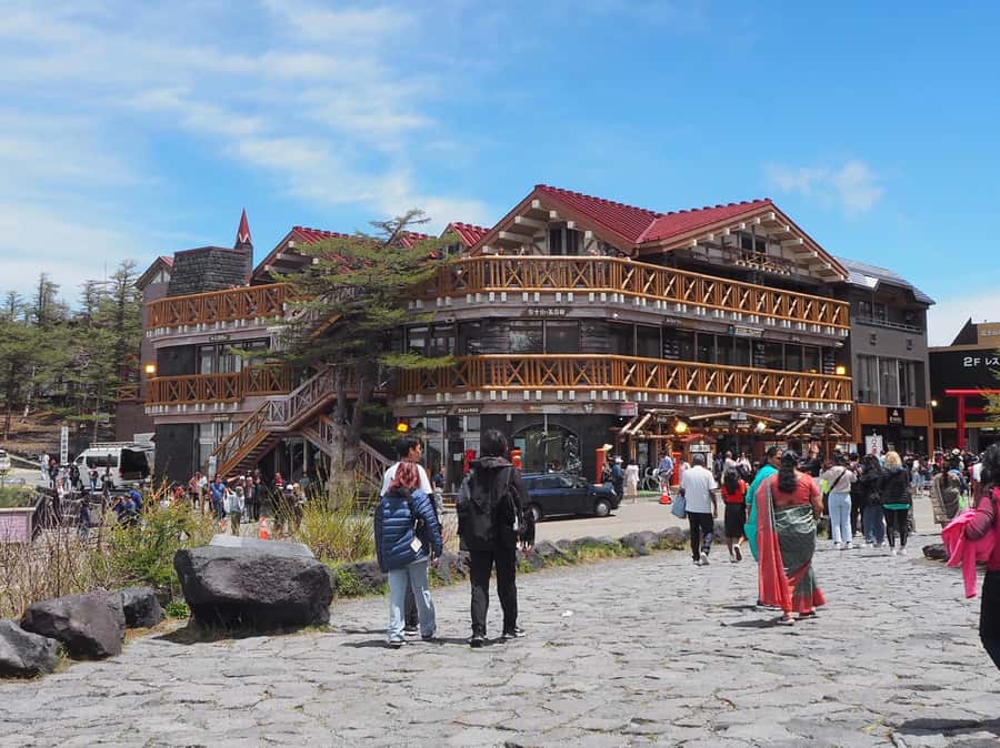 Tokyo: Mt Fuji Area Guided Tour with Traditional Lunch - Arakura Sengen Shrine and Chureito Pagoda Views: The 400-Step Reality Check