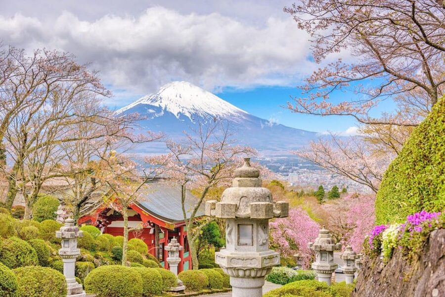 Tokyo: Mt Fuji Lake Kawaguchiko Tour & Arakuyama Sengen Park - Lake Kawaguchiko and Oishi Park or Maple Corridor: season decides the look