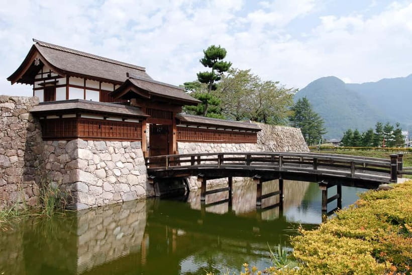 Tokyo: Nagano Snow Monkeys and Zenkoji Tour with Temples - Matsushiro Castle Ruins: a calmer hour for photos and breathing room