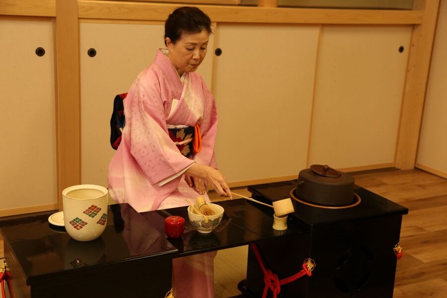 Tokyo: Practicing Zen with a Japanese Tea Ceremony - The 75-minute flow: two tea ceremonies, first by you then with you
