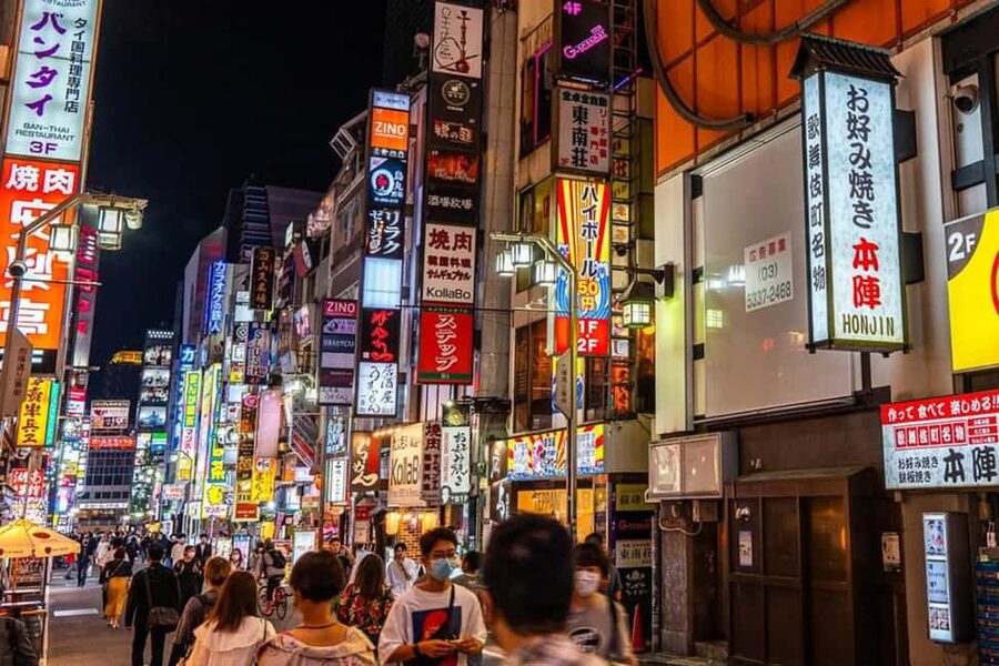 Tokyo: Private Walking Tour with a Local Guide - Tokyo Imperial Palace and Shinjuku: power and pace in one day