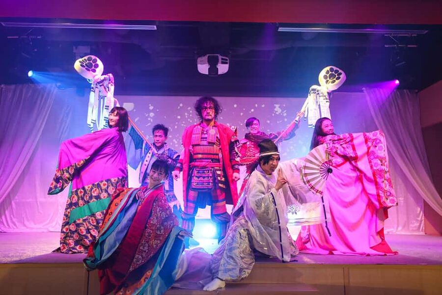 Tokyo: Samurai Entertainment Night Show in Kanda Shrine - Your 7 PM Hour: Drinks, Japanese Dinner Options, and the Chicken Hot Pot