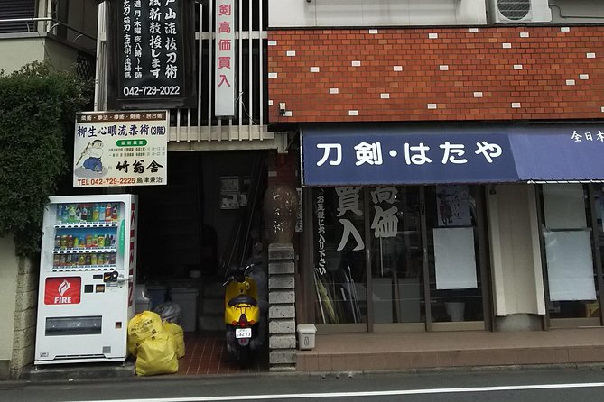 Tokyo:Samurai sword and archery class from a samurai descendant - Archery like the samurai: using a real bow and arrow