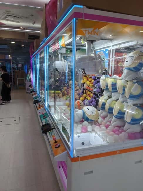 Tokyo Shinjuku : Private Walking Night Tour with Pachinko - Finding the meeting point without stress (Lion statue check)