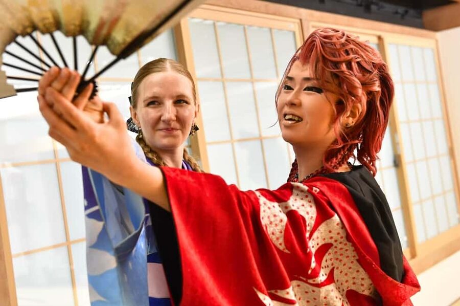 Tokyo: Taishu Engeki Show with Kimono and Sword Lesson - Meeting your program leader and the respectful ohana custom