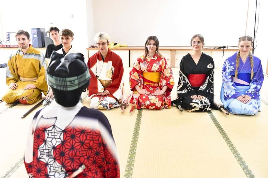 Tokyo: Taishu Engeki Show with Kimono and Sword Lesson - Fan dance and chanbara swordplay: what you’ll actually do