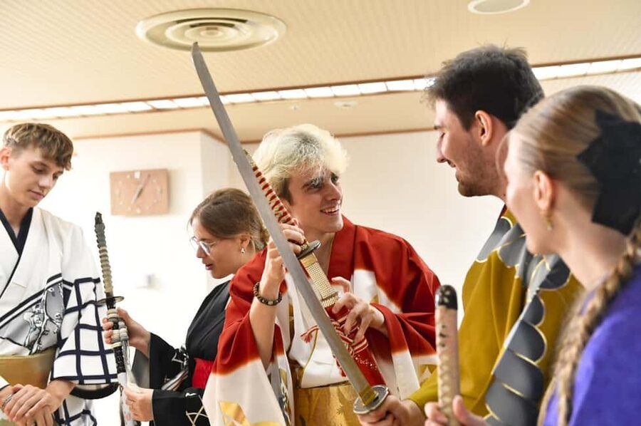 Tokyo: Taishu Engeki Show with Kimono and Sword Lesson - Commemorative photos: leave with a real kimono memory
