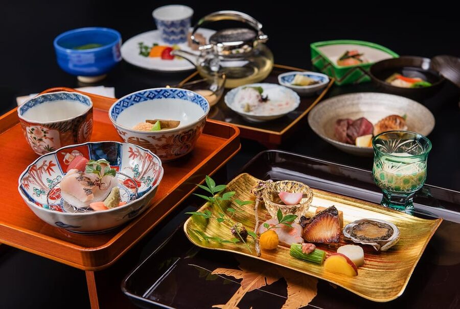 Tokyo: Traditional Japanese Performing Arts Show and Dinner - Service, Atmosphere, and the Photo Moment