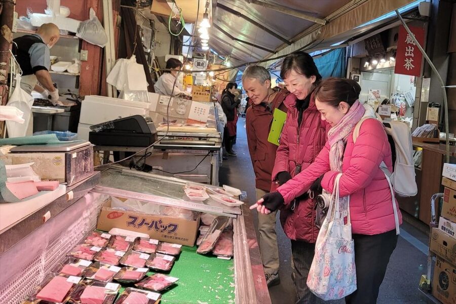 Tokyo: Tsukiji Market Guided Tour & Sushi-Making Experience - How the Market Tour Transitions to Sushi Class Near Tokyo Tower