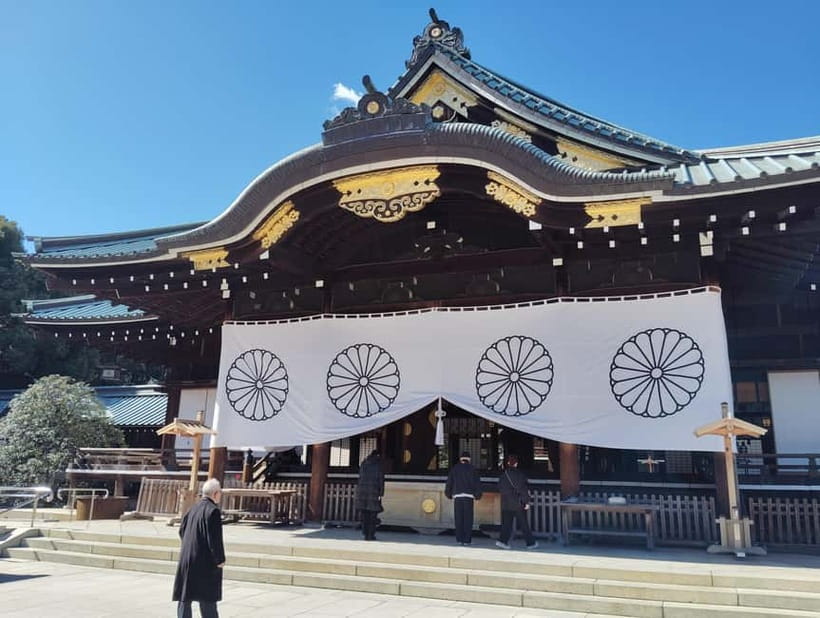 Tokyo War History Tour: Yasukuni Shrine & War Museum - Yasukuni Shrine: starting at the torii and learning the etiquette