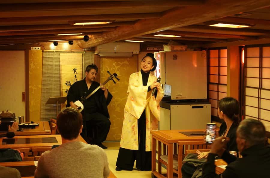 Tokyo: Yakatabune Dinner Cruise with Japanese Show & Drinks - Life Aboard a Yakatabune Houseboat: Small Space, Great Atmosphere