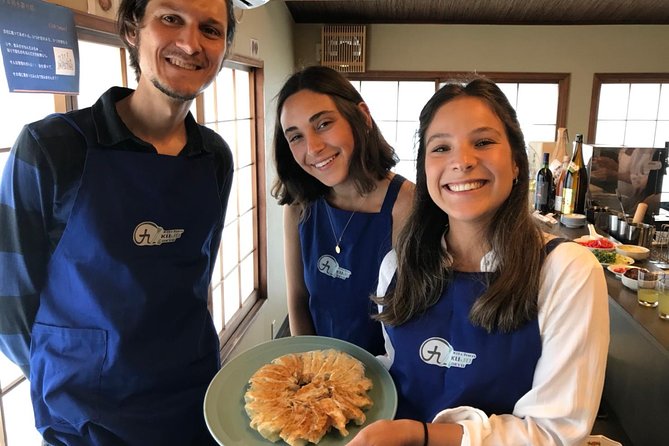 Vegan/Vegetarian Ramen and Gyoza by Bentoya cooking - The kitchen time: learning from hosts like Kaori and Miwa