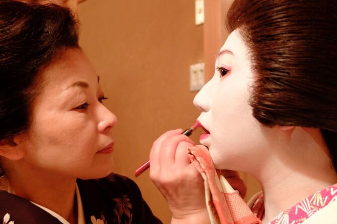 Watch the Young Geisha do their makeup and Get Ready! - Key things to know before you go